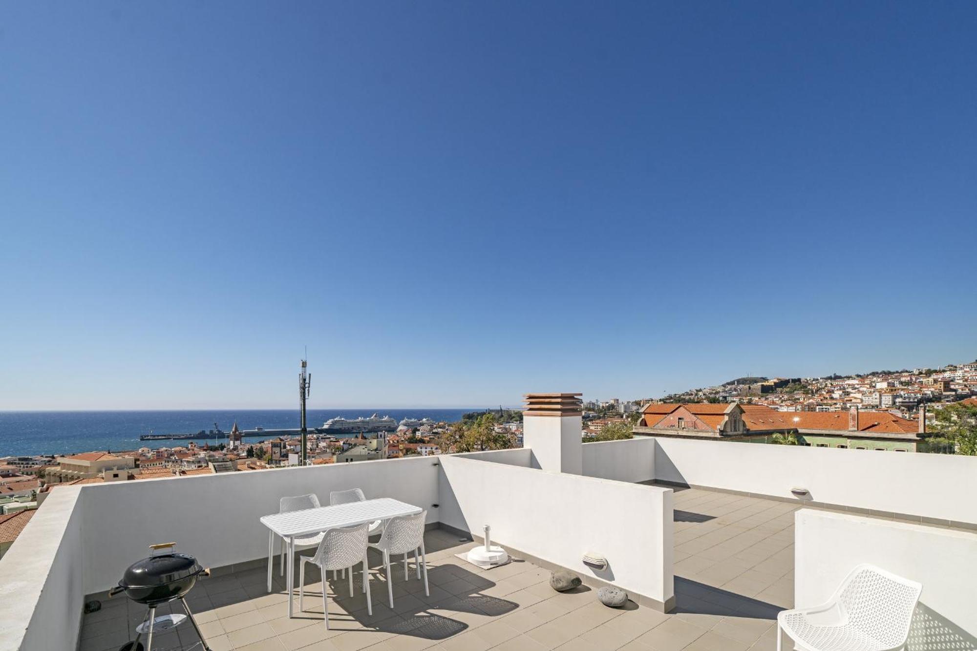 Rooftop Funchal - By Wehost Luaran gambar