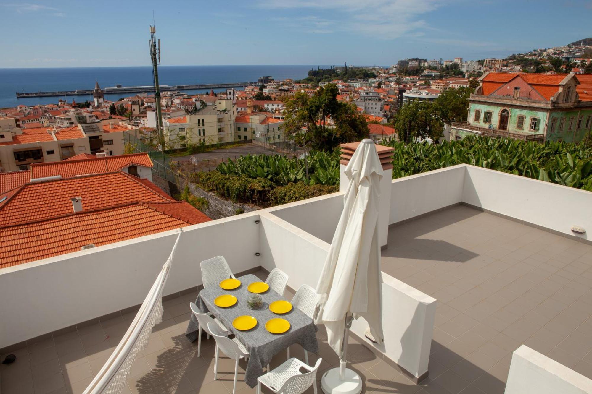 Rooftop Funchal - By Wehost Luaran gambar