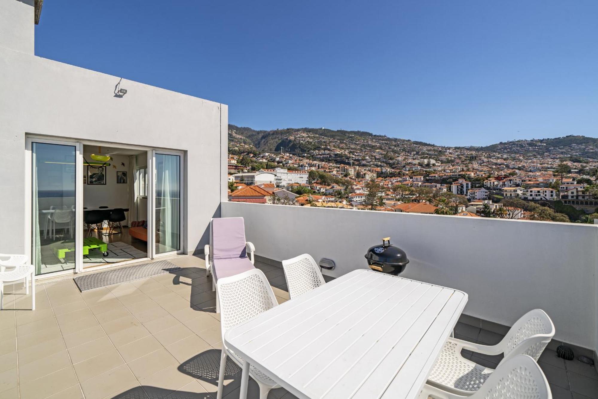 Rooftop Funchal - By Wehost Luaran gambar