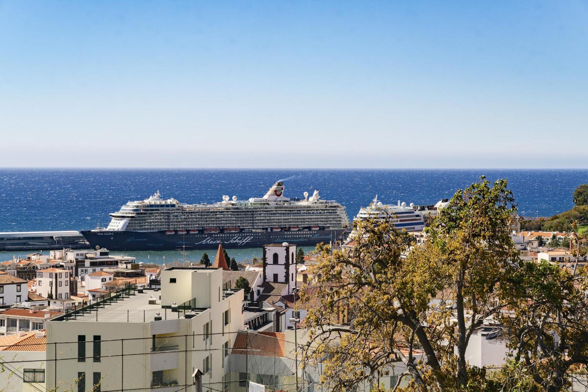 Rooftop Funchal - By Wehost Luaran gambar