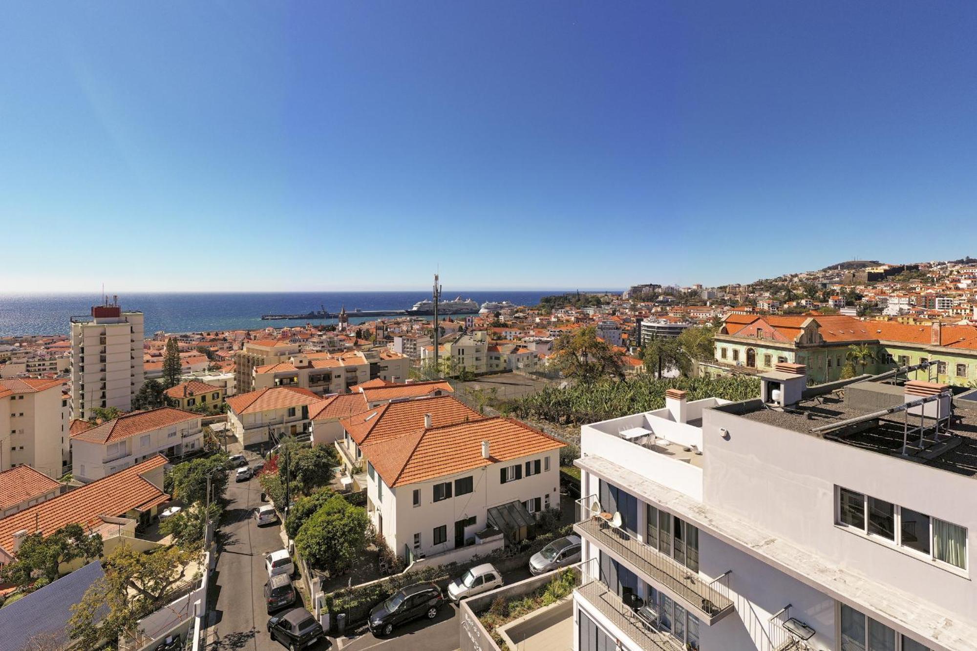 Rooftop Funchal - By Wehost Luaran gambar